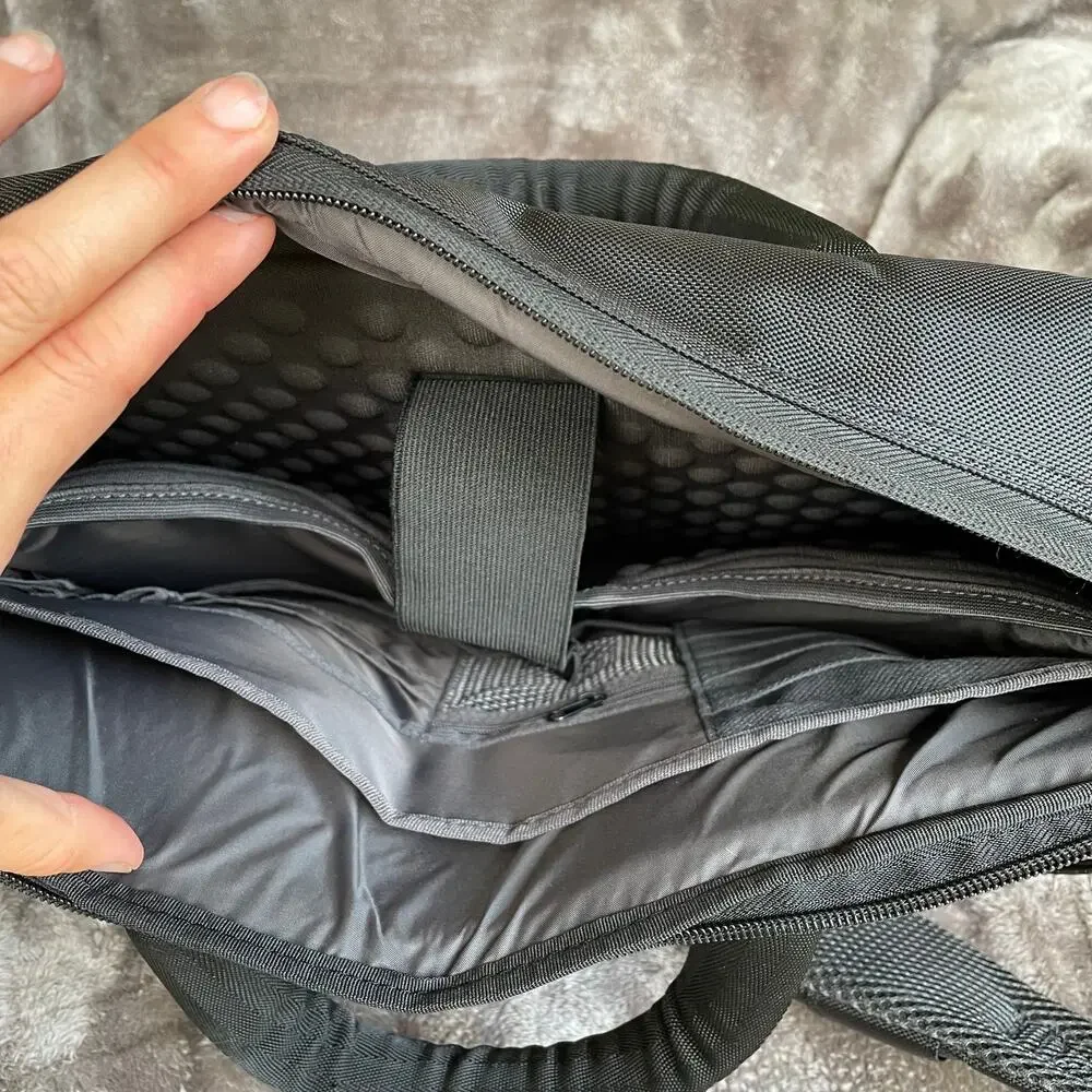 Dell Laptop Computer Bag Padded Compartments Shoulder Strap Handles Holds 15”